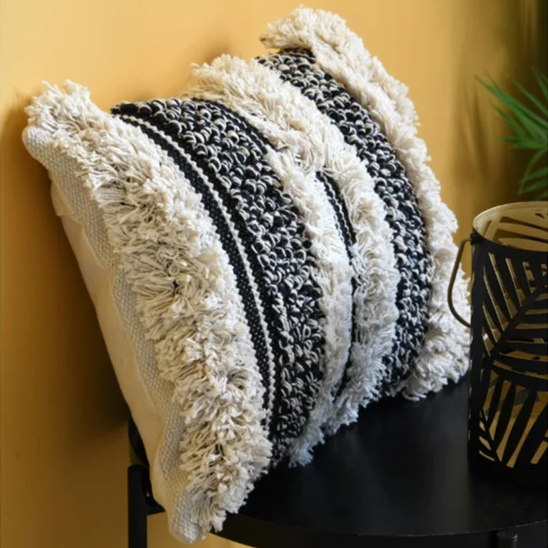Coussin Alaia noir et laine