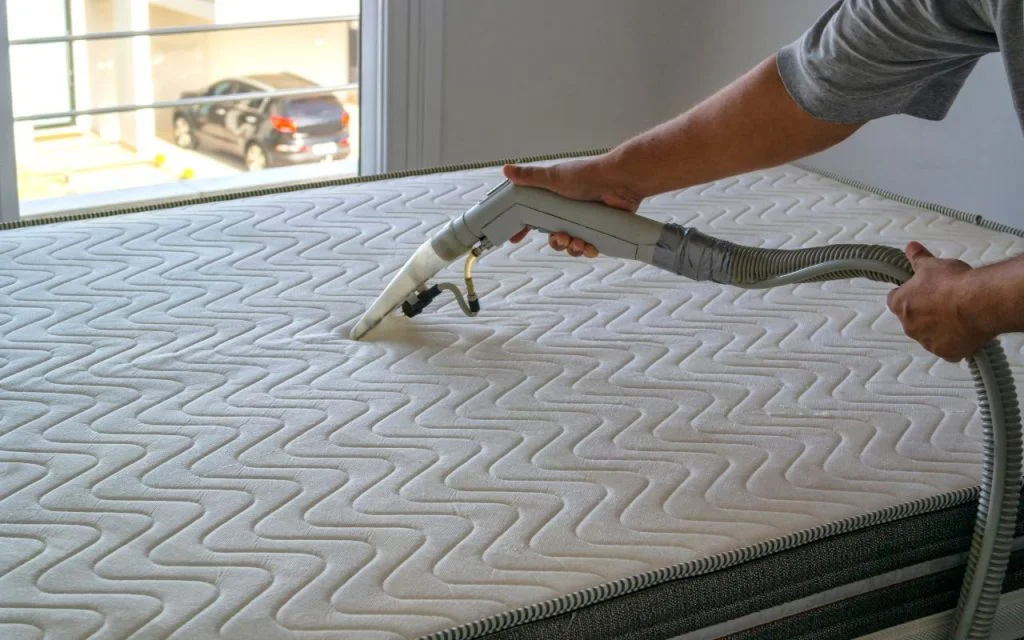 Les meilleures astuces de grand-mère pour nettoyer votre matelas efficacement